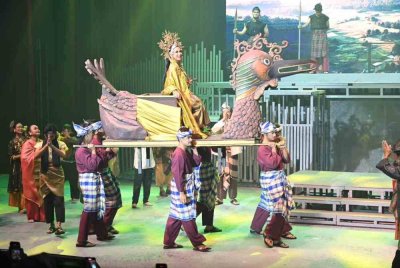 Teater Muzikal Paduka Cik Siti yang selesai dipentaskan di Auditorium Tun Azizan Zainul Abidin, Kompleks Perbadanan Putrajaya (PPj), Putrajaya mengangkat naratif kepimpinan wanita Melayu terkenal Kelantan, iaitu Cik Siti Wan Kembang.