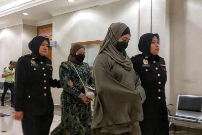 Dayang Kartini (depan kiri) dan Mardziana (belakang kanan) dijatuhi hukuman penjara enam bulan dan denda RM10,000 oleh Mahkamah Sesyen pada Rabu selepas didapati bersalah memalsukan dokumen lima tahun lalu.