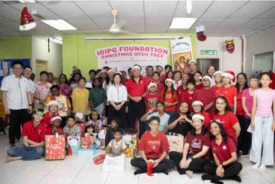 Pasukan IOI bergambar bersama kanak-kanak dan penjaga Pusat Jagaan Rumah Keluarga Kami semasa acara Christmas Wish Tree Yayasan IOIPG.