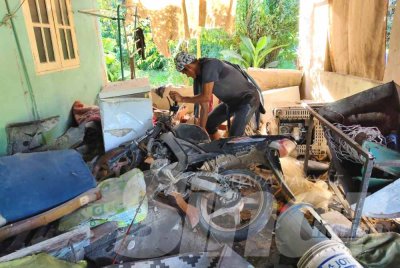 Insiden itu menyebabkan struktur ruang tamu rumah musnah sepenuhnya selain beberapa barangan elektrik dan sebuah motosikal turut rosak.