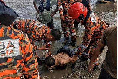 Lelaki berusia 39 tahun terselamat selepas dipercayai terjatuh dari Jambatan Tanjung Lumpur ke dalam sungai dalam kejadian pada Rabu. - Foto Bomba Pahang.