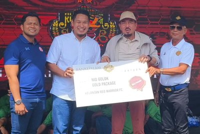 Muhamad Zaki (dua,kanan) pada Majlis Kesyukuran dan Pelancaran Kelab Penyokong KRW FC Wira 12 di Rantau Panjang pada Rabu.