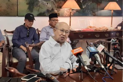 Veteran UMNO, Tengku Razaleigh Hamzah pada sidang akhbar di sini pada Rabu.