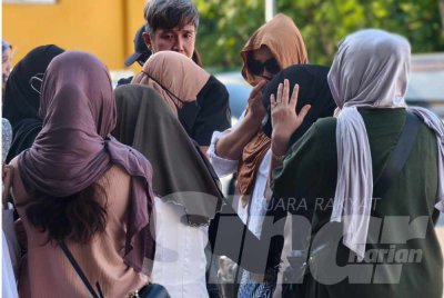 Ahli keluarga Suri tidak dapat menahan sebak ketika tiba di Unit Perubatan Forensik Hospital Rembau.