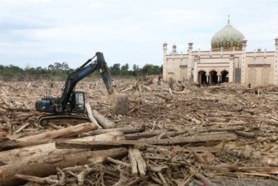Ratusan sukarelawan dari pelbagai agensi kerajaan dan pertubuhan rakan kongsi turut dikerahkan untuk membersihkan longgokan kayu sekitar Pesantren Darul Mukhlisin di Aceh Tamiang.