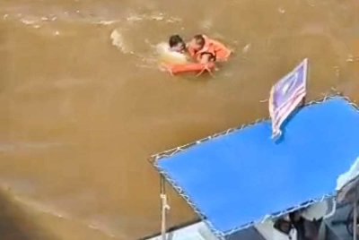 Tangkap layar pemancing menyelamatkan tukang gunting yang dipercayai terjatuh Jambatan Tanjung Lumpur di sini pada petang Rabu.