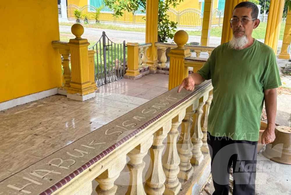 Ramlan menunjukkan kesan debu dan habuk sisa kelapa sawit di sebuah rumah penduduk.