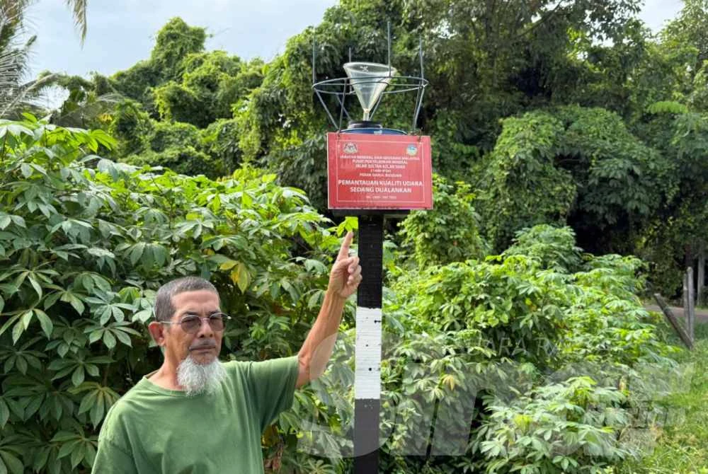 Ramlan menunjukkan alat kualiti udara dipasang JAS di kampung berkenaan susulan aduan isu pencemaran udara.