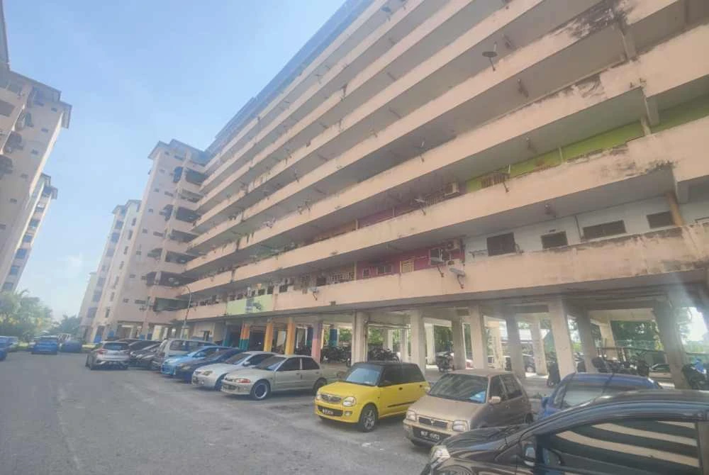 Sebanyak 82 unit Blok C Flat Seri Perantau, Pelabuhan Klang hidup dalam tekanan apabila tidak menerima bekalan elektrik sejak 18 hari lalu.