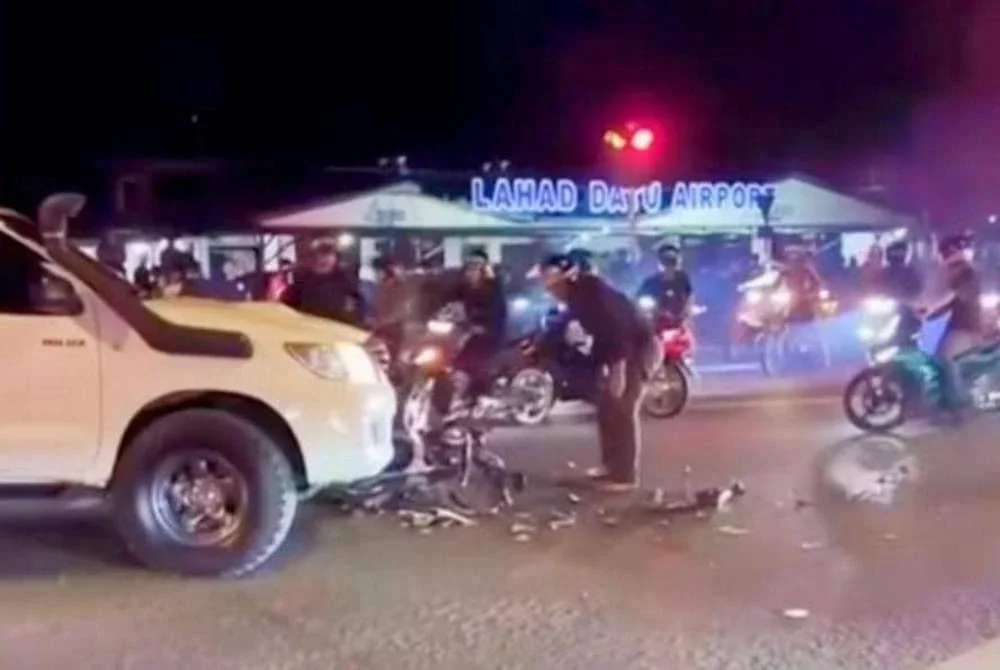 Rakaman video tular melibatkan mat rempit melanggar lampu isyarat merah dan merempuh pacuan empat roda di Lahad Datu.