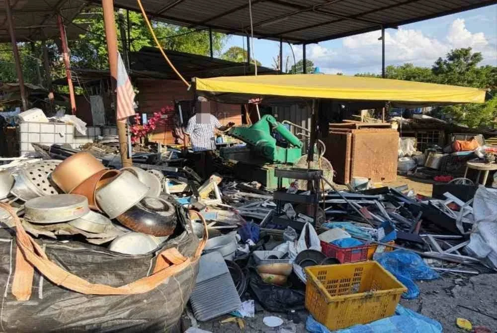 Sebahagian barangan lusuh yang ditemui di kawasan tersebut. Foto JAS Johor