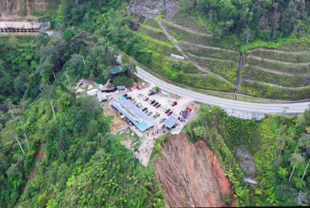 Tangkap layar rakaman video dari udara yang tular menunjukkan hakisan yang berlaku berhampiran kawasan persinggahan popular pelancong di Jalan Simpang Pulai–Cameron Highlands.