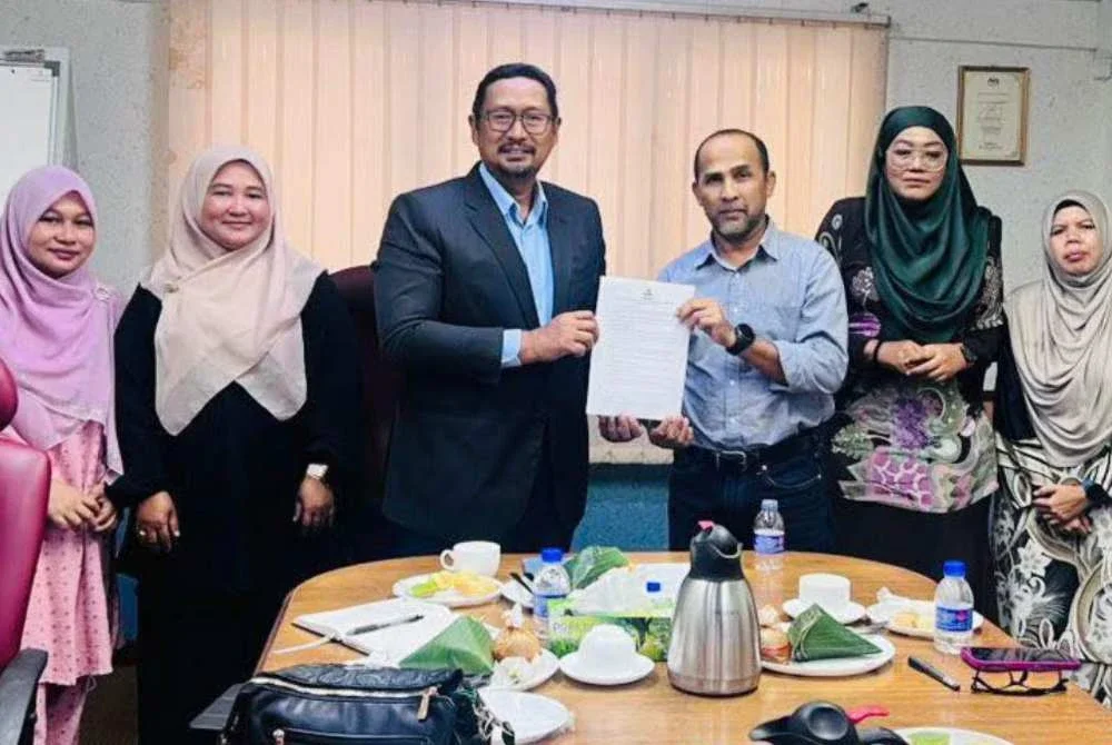 Pengerusi Persatuan Alumni Penghuni AYTK, Rohaimi Yusof menghantar surat bantahan penutupan asrama itu kepada Pengarah YT, Ahmad Farhan Abdul Wahab pada Rabu. Foto FB Sharifah Rahmazu 