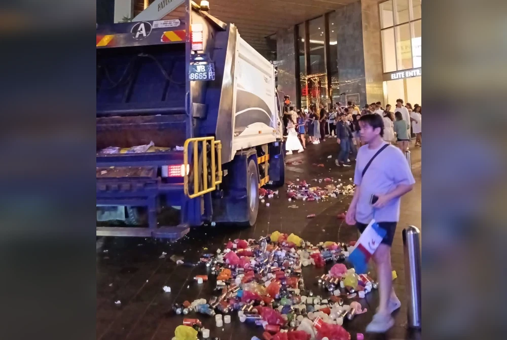 DBKL giat menjalankan kerja pembersihan bagi memastikan keadaan kembali bersih. Foto FB DBKL