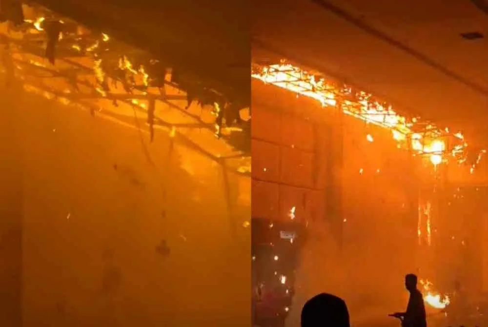 Kebakaran di dalam dewan.