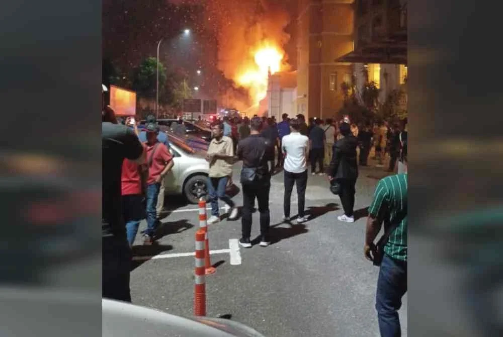 Situasi di luar dewan ketika operasi pemadaman dilakukan.