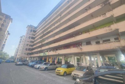 Sebanyak 82 unit Blok C Flat Seri Perantau, Pelabuhan Klang hidup dalam tekanan apabila tidak menerima bekalan elektrik sejak 18 hari lalu.