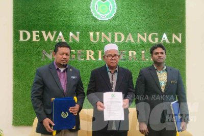 Rus'sele (tengah) ketika sidang media di Pejabat Speaker DUN Perlis pada Khamis.