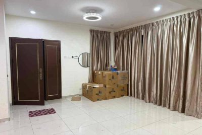 Pemeriksaan ke atas sebuah rumah teres di lokasi terbabit menemukan sebanyak 750 karton rokok putih dipercayai tidak memiliki cukai kastam.
