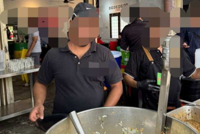 Jabatan Imigresen menyerbu sebuah kedai makan di Kampung Baru kerana disyaki menggajikan pekerja asing.