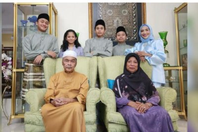 Ziana Zain mengabadikan foto menyambut Aidilfitri bersama arwah ibu dan ayah serta anak-anak pada hantaran Instagram (IG) pada 2023. Foto IG Ziana Zain