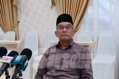 Mohd Shukri ketika mengadakan sidang media di kediaman rasmi beliau pada Khamis.