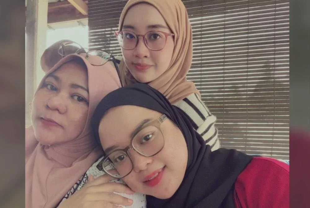 Nur Amira (kanan) bersama ibunya (kiri) dan adiknya.