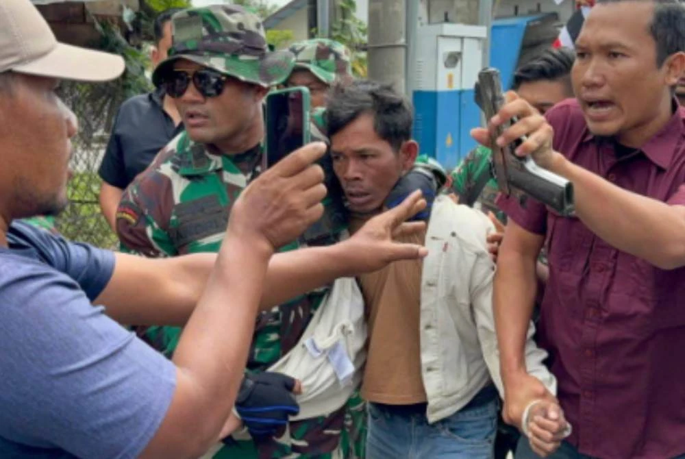 Seorang peserta konvoi ditahan. Foto Agensi