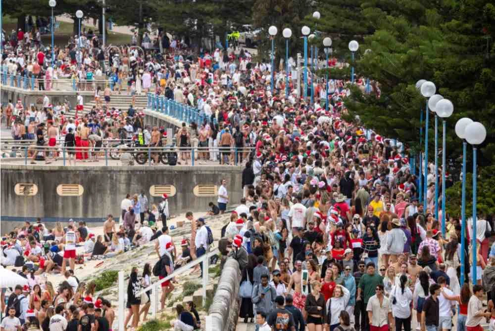 Orang ramai berpesta sempena Hari Krismas di Pantai Coogee, Sydney, pada Khamis, 25 Disember 2025.-Agensi