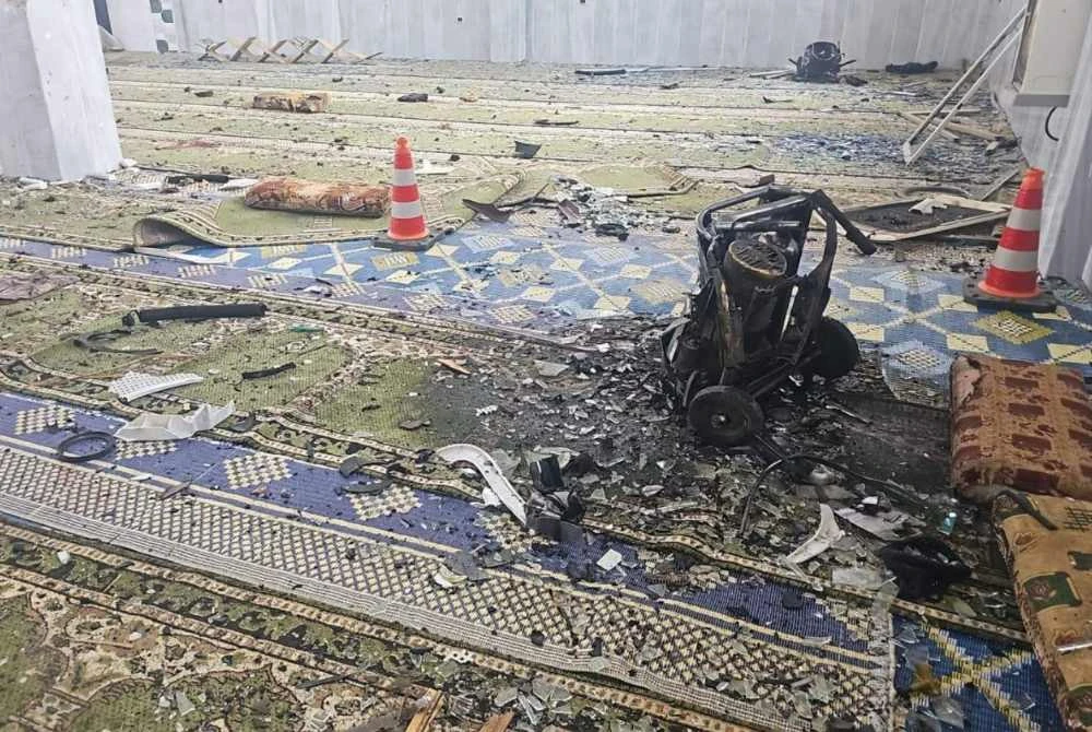 Tiga maut manakala lima lagi cedera dalam satu letupan di Masjid Imam Ali di wilayah Homs, Syria - Foto: Agensi