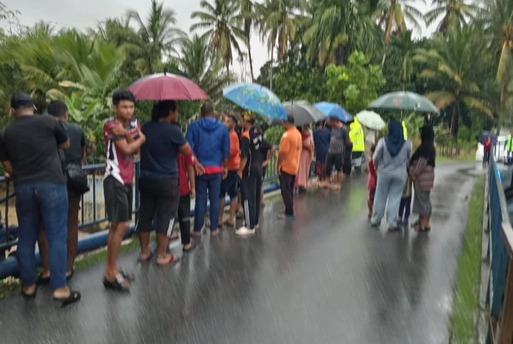 Dalam kejadian jam 4.30 petang itu, abangnya yang berusia 15 tahun berjaya berpaut pada batu sebelum diselamatkan oleh penduduk kampung. - Foto:JBPM