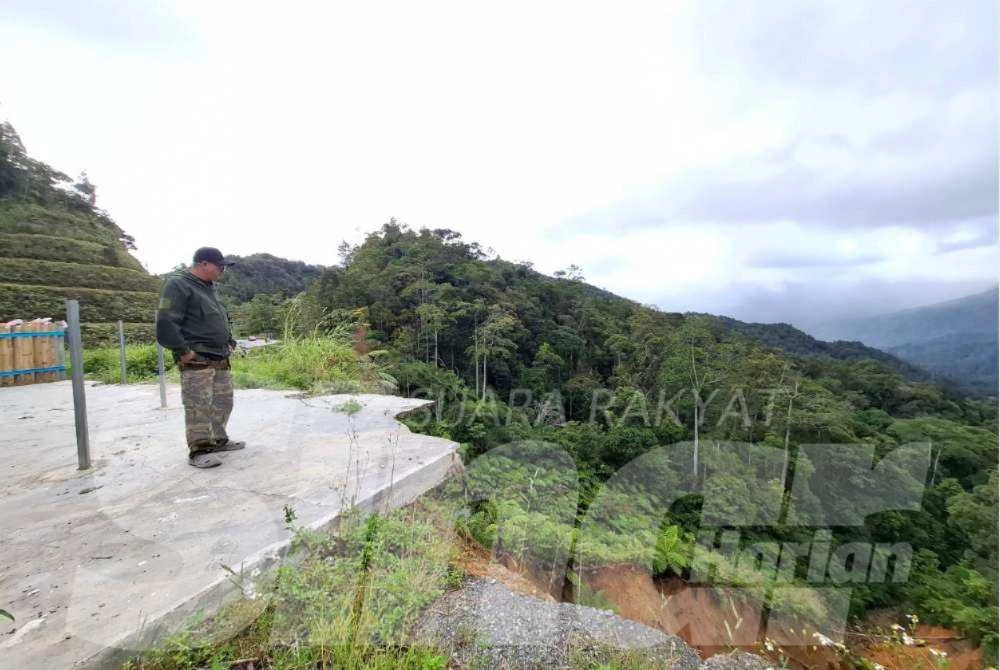 Shahidan melihat hakisan cerun yang berlaku di kawasan berhampiran premisnya.