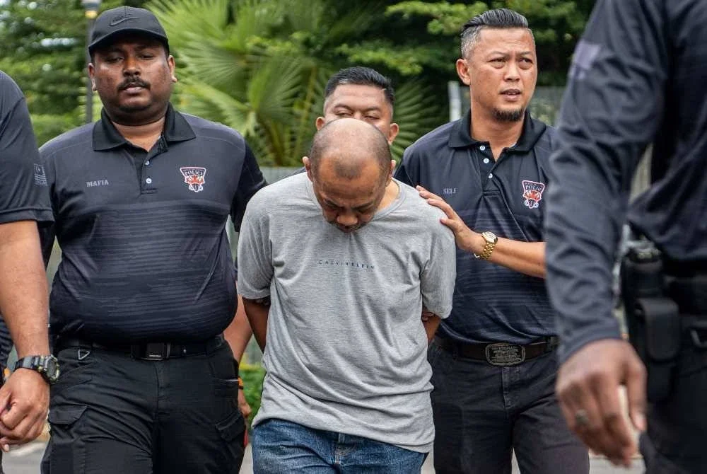 Zainizan Zainal, 51, dihadapkan ke Mahkamah Majistret di sini hari ini atas pertuduhan membunuh Suri Narudin yang mayatnya ditemukan di dalam beg ditanam di belakang sebuah rumah dekat sini.Foto Bernama. 