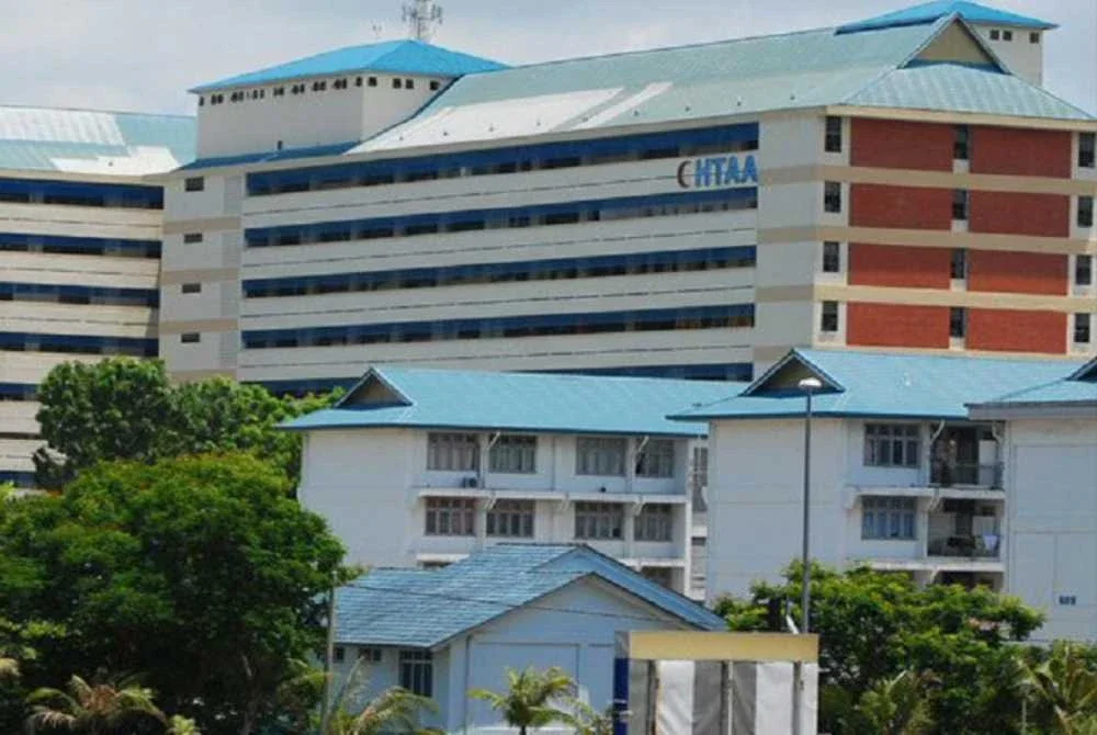 Wanita yang cedera diberikan rawatan awal oleh pasukan EMRS JBPM sebelum dibawa ke HTAA untuk rawatan lanjut - Gambar hiasan