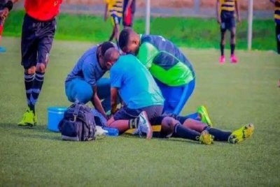 Gueric ketika diberikan rawatan sejurus rebah di padang.