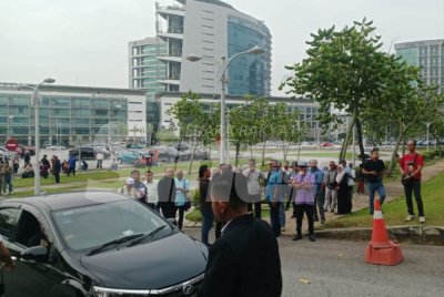 Suasana kekal tenang dan terkawal dengan kehadiran beberapa petugas keselamatan yang memantau keadaan.