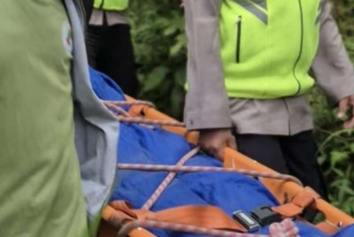 Mangsa dibawa turun oleh pasukan penyelamat. Foto: Agensi