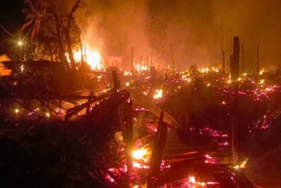Sebanyak 30 rumah musnah terbakar di seberang Pekan Sangan. Foto JBPM