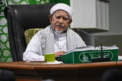 Abdul Hadi ketika sidang media selepas menyampaikan kuliah di Masjid Rusila hari ini. Foto: Bernama
