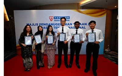 Muhammad Luqman (tengah) bersama lima pelajar lain yang merupakan antara pelajar mendapat tajaan YTN.