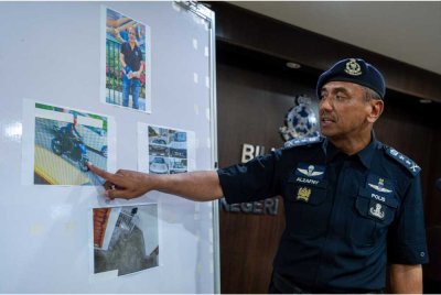  Alzafny Ahmad,menunjukkan rakaman terakhir suspek yang dikehendaki melarikan diri dengan menaiki motosikal biru susulan kejadian letupan di kawasan Desa Palma pada sidang akhbar di IPK Negeri Sembilan, hari ini. - Foto: Bernama