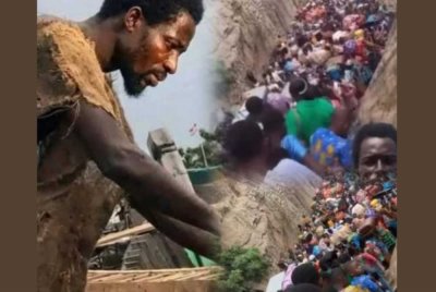 Ebo Noah (kiri) menyaksikan orang ramai memasuki bahtera yang dibinanya.-Agensi