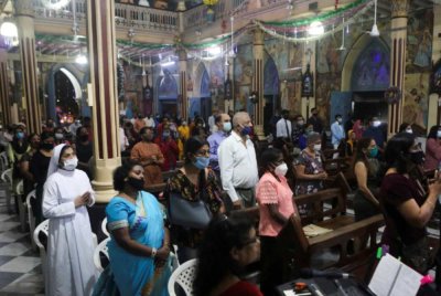 Penganut Kristian menyambut Krismas di sebuah gereja di Mumbai, India.-Agensi