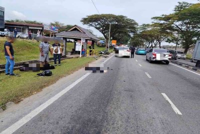 Nahas membabitkan dua buah motosikal dan kereta di Kilometer 28, Jalan Johor Bahru–Ayer Hitam. Foto IPD Kulai