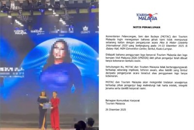 Tangkap layar memaparkan seorang lelaki berpakaian wanita menerima anugerah dalam satu majlis bertaraf antarabangsa dan kenyataan rasmi Tourism Malaysia. 