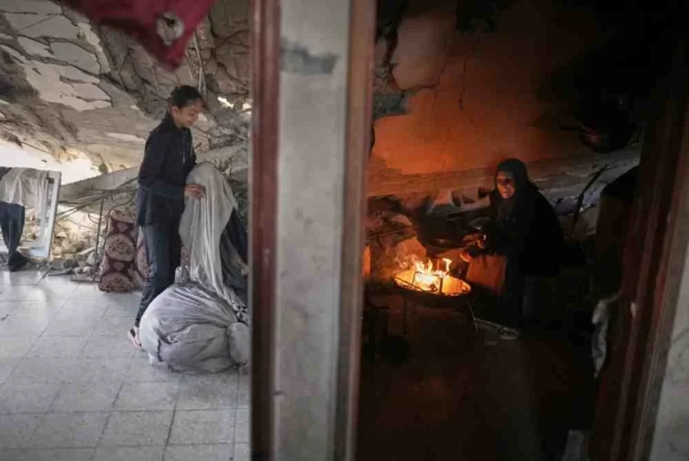 Amani Halawa bersama anak perempuannya melakukan kerja rumah seperti sebelum perang meletus.