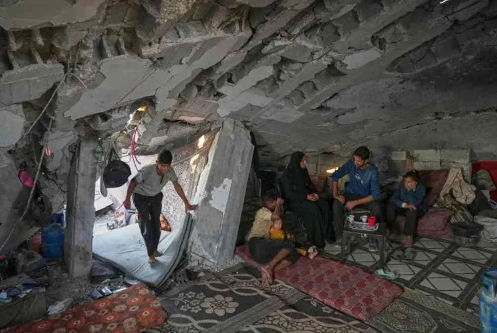 Sahar Taroush bersama keluarganya kembali menetap di kediaman mereka yang sudah separa runtuh.