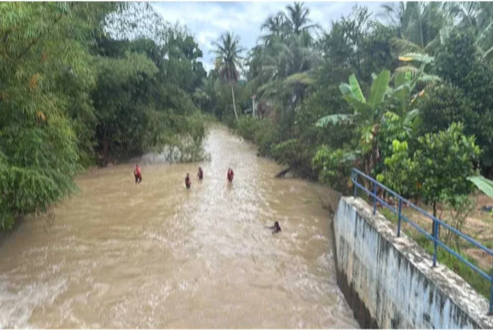 Mangsa ditemukan orang awam pada jam 9.40 malam. - Foto: JBPM