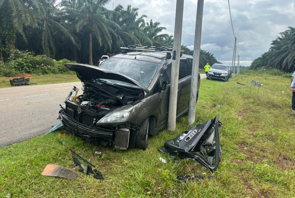 Keadaan MPV jenis Proton Exora yang terlibat kemalangan dengan kereta dipandu mangsa. Foto Polis Pekan