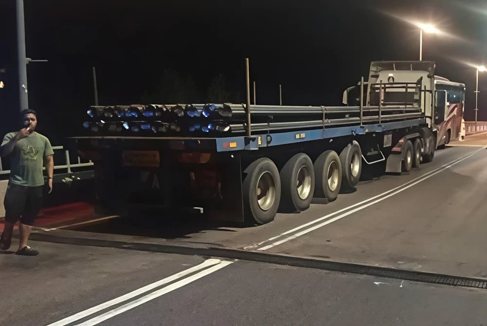 Treler membawa muatan besi yang terlibat dalam kemalangan dengan bas pada Jumaat. Foto FB Polis Daerah Rompin